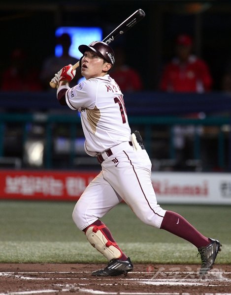 넥센 서건창은 2015시즌 십자인대를 다쳐 85경기 출전에 그쳤다. 2014시즌 KBO리그 최초로 200안타 고지를 밟으며 최우수선수(MVP)까지 거머쥐었지만, 지난해에는 부상에 발목을 잡혔다. 올해는 데뷔 이후 처음으로 주장을 맡아 어깨가 더 무거워졌다. 스포츠동아DB