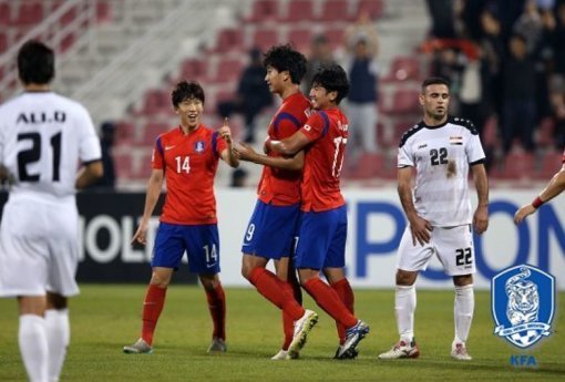 올림픽축구대표팀의 공격수 김현(가운데)이 20일(한국시간) 카타르 도하 그랜드 하마드 스타디움에서 열린 이라크와의 2016 AFC U-23 챔피언십 조별리그 3차전에서 선제골을 터트린 뒤 동료들과 기쁨을 나누고 있다. 사진제공｜ 대한축구협회