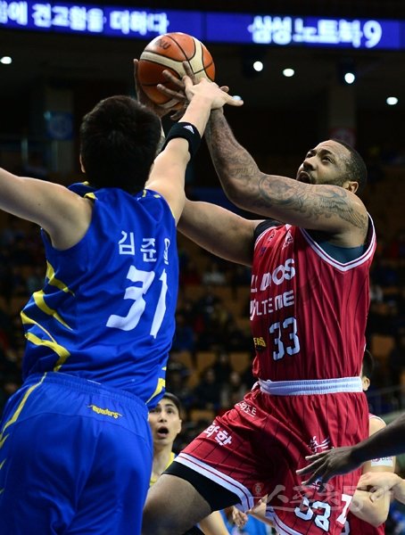 LG의 트로이 길렌워터(오른쪽)가 20일 잠실체육관에서 열린 ‘2015~2016 KCC프로농구’ 원정경기에서 삼성 김준일의 수비를 뚫고 공격을 시도하고 있다. 길렌워터는 39점을 올렸다. 잠실｜김진환기자 kwangshin00@donga.com