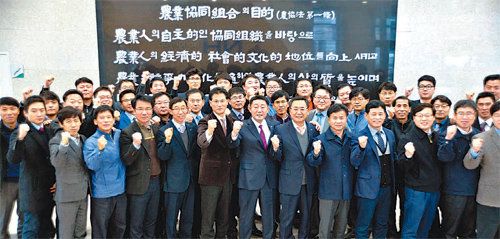 2015년도 종합업적평가에서 전국 1위를 차지한 농협 전남지역본부 임직원들이 20일 파이팅을 외치고 있다. 농협 전남지역본부 제공