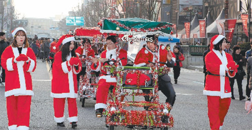 지난해 12월 24일 실시한 대전시 중앙로 차없는 거리 행사. 권선택 대전시장과 김인식 대전시의회 의장 등이 산타클로스 복장을 한 채 중앙로를 이동하고 있다. 하지만 대전 중구청은 시민 대다수가 차없는 거리 행사를 없애야 한다고 답했다고 밝혔다. 대전시 제공
