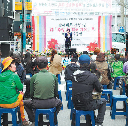 대구 달서구 성서아웃렛타운에서 차 없는 거리 지정 기념 공연이 지난해 열렸다. 대구시와 달서구는 올해 이곳의 보행환경을 개선하고 걷고 싶은 특색 거리로 조성한다. 대구 달서구 제공