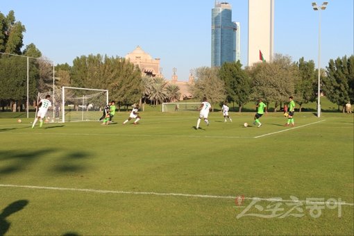 전북(녹색 유니폼) 선수들이 20일(한국시간) 아랍에미리트(UAE) 아부다비의 에미리츠 팰리스 축구전용훈련장에서 알 아흘리(카타르)와 프리시즌 4번째 친선경기를 치르고 있다. 전북은 3-0의 완승을 거두고 프리시즌 연습경기 첫 승을 신고했다. 스포츠동아DB