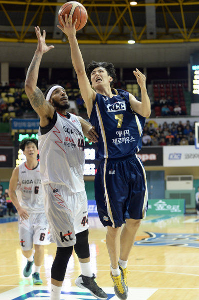 KCC 송교창(오른쪽)은 프로무대에서 ‘고교생’ 파워를 과시하고 있다. 공격은 아직 다소 부족하지만 수비에서만큼은 선배들에게 뒤지지 않는 당찬 신인이다. 사진제공｜KBL