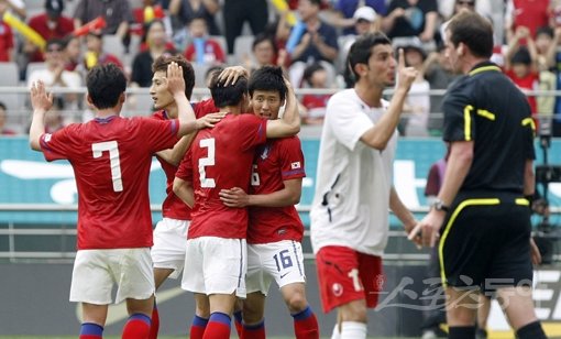 한국은 23세 이하 대표팀 통산 상대전적에서 요르단에 2승3무로 앞서있다. 그러나 최근 2경기에선 승부차기 패배를 당하는 등 고전했다. 2011년 6월 서울월드컵경기장에서 열린 2012런던올림픽 아시아 2차 예선 요르단전 당시 페널티킥을 얻어낸 한국 선수들이 기뻐하고 있다. 스포츠동아DB