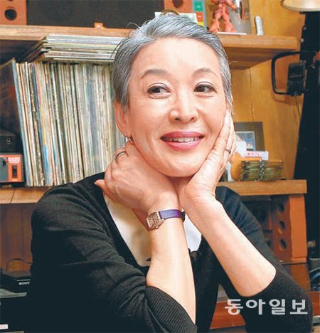 올해로 데뷔 40주년을 맞은 윤석화. 1975년 극단 민중극장의 연극 ‘꿀맛’으로 데뷔한 그는 뮤지컬 ‘명성황후’ ‘넌센스’, 연극 ‘신의 아그네스’ 등에 출연하며 대표적인 배우로 자리 잡았다. 동아일보DB