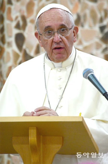 프란치스코 교황은 20일 다보스포럼 개막일에 발표한 연설문에서 세계 지도자와 부호들의 사회적 책임을 강조했다. 동아일보DB