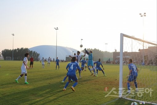 전북현대(흰색 유니폼)가 22일(한국시간) UAE 아부다비 에미리츠 팰리스 호텔 축구전용훈련장에서 열린FC제티슈와 동계전지훈련 5번째 연습경기를 치르고 있다. 아부다비｜남장현 기자 yoshike3@donga.com