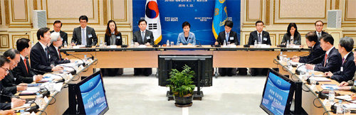 박근혜 대통령이 22일 청와대에서 열린 외교·안보 분야 업무보고에서 모두발언을 하고 있다. 박 대통령은 이날 북한 문제에 대한 정책 실효성을 높이는 방안으로 북한을 제외한 5자 회담을 제시했다. 청와대사진기자단