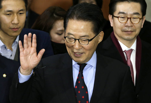 22일 더불어민주당 탈당을 선언한 박지원 의원(가운데)이 자리를 떠나며 손을 흔들고 있다. 국회사진기자단