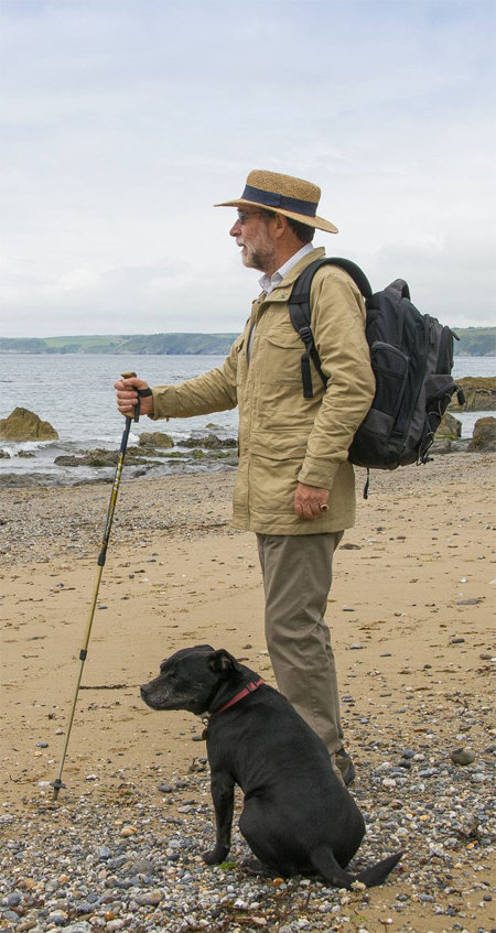 저자 톰 미첼이 자신의 애견과 함께 영국의 한 해변에 서 있다. 21세기북스 제공