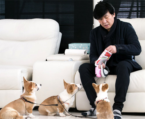 웰시코기 삼형제와 즐거운 한때를 보내고 있는 주병진. 하지만 삼둥이가 찾아오기 전까지 그의 마음은 굳게 닫혀 있었다. 큰 성공과 좌절을 겪었고 기댈 가족도 없었다. 주병진은 “길을 걷다가도 요놈들을 생각하면 절로 웃음이 난다”고 했다. 채널A 제공