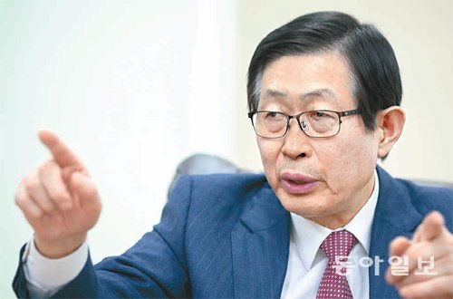 조환익 한국전력공사 사장은 22일 동아일보와의 인터뷰에서 일각에서 제기되는 전기요금 인하 주장에 대해 “지금의 흑자는 요금 인하보다는 에너지 신산업 투자에 쓰여야 한다”며 부정적인 반응을 보였다.

김경제 기자 kjk5873@donga.com