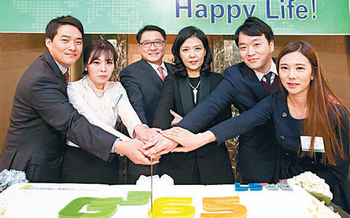 구자균 LS산전 회장 부부(가운데)가 22일 서울 중구 롯데호텔에서 올해 과장으로 승진한 직원 부부들과 함께 축하 떡 케이크를 자르고 있다. LS산전 제공