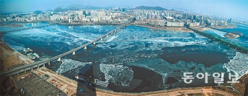 얼어붙은 한강



24일 오후 서울 영등포구 63스퀘어에서 내려다본 한강이 상당부분 얼어붙었다. 이날 서울의 아침 기온이 영하 18도까지 떨어지면서 15년 만에 최저 기온을 기록했다. 양회성 기자 yohan@donga.com