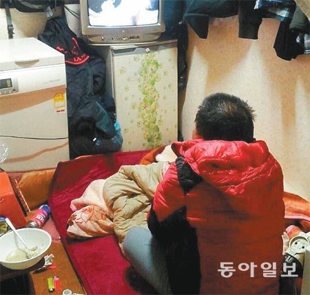 방에서도 점퍼 못 벗어



맹추위가 불어닥친 24일 서울 종로구의 월세 22만 원짜리 쪽방에 사는 박철호(가명) 씨가 TV를 보고 있다. 날씨가 너무 추운 탓에 방 안에서도 점퍼를 입고 있다. 한기재 기자 record@donga.com