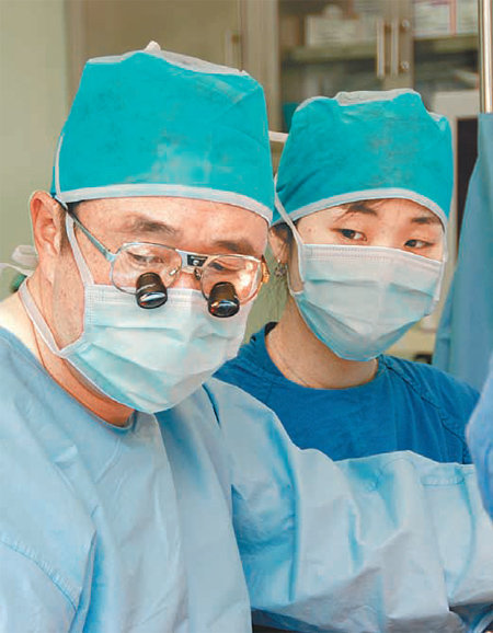 서경석 서울대병원 교수가 간 이식 수술을 집도하고 있다. 서울대병원 제공
