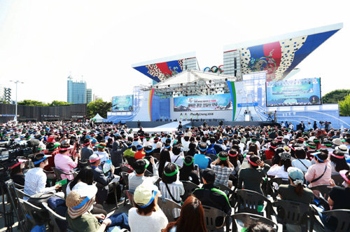 2018 평창 겨울올림픽 개막을 1000일 앞둔 지난해 5월 16일 서울 올림픽공원 평화의 광장에서 올림픽의 성공적 개최를 기원하는 기념행사가 열렸다. 이날 행사는 ‘행복한 평창, 천일의 약속’을 주제로 진행됐다.