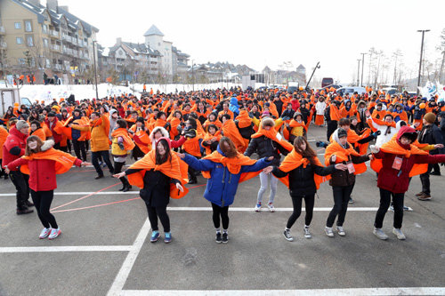 2018 평창 겨울올림픽을 3년 앞둔 지난해 2월 9일 강원 평창군 알펜시아리조트에서 열린 ‘문화도민 한마음 다짐 행사’에서 젊은층 참가자들이 춤을 통한 플래시몹을 연출하고 있다. 강원도 제공