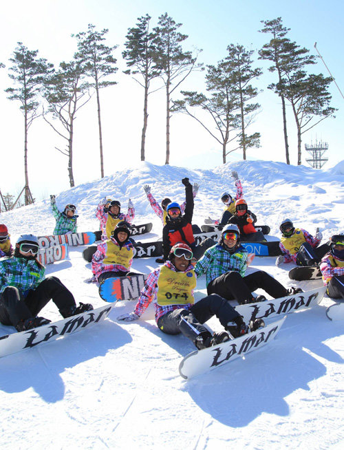 강원도는 매년 겨울스포츠를 접하기 힘든 나라 청소년들을 초청해 스키와 스케이트를 가르치고 한국 문화 체험 기회를 제공하는 ‘드림프로그램’을 열고 있다. 강원도 제공