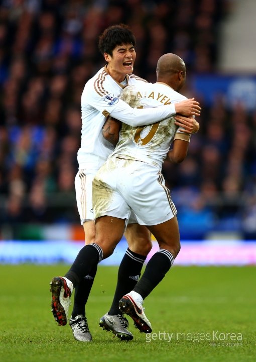 스완지시티 기성용(왼쪽)이 24일(한국시간) 벌어진 에버턴과의 원정경기에서 전반 34분 결승골을 터트린 팀 동료 안드레 아예우를 끌어안고 기쁨을 나누고 있다. 사진=ⓒGettyimages멀티비츠