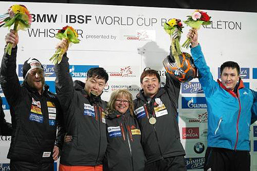 원윤종(왼쪽 2번째)과 서영우(왼쪽 4번째)가 23일(한국시간) 캐나다 휘슬러에서 벌어진 2015~2016시즌 IBSF 월드컵 5차 대회 봅슬레이 2인승에서 사상 최초로 금메달을 목에 걸고 기뻐하고 있다. 썰매 불모지에서 나온 금메달이라 더욱 값졌다. 사진제공｜KB금융