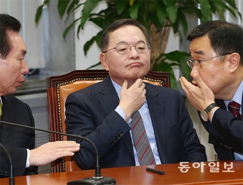 안대희 “前대법관 말고 최고위원으로 불러달라” 25일 국회 새누리당 당 대표실에서 열린 최고위원회의에 처음 참석한 안대희 최고위원(가운데)을 사이에 두고 이인제 최고위원(왼쪽)과 김정훈 정책위의장이 이야기를 나누고 있다. 전영한 기자 scoopjyh@donga.com