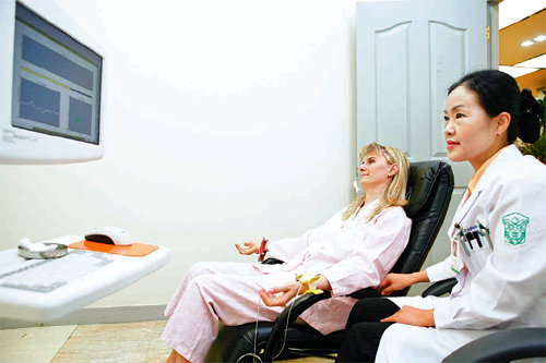 계명대 동산의료원을 찾은 러시아 의료관광객이 18일 신체 피로와 심리 상태를 알아보는 스트레스 검사를 받고 있다. 계명대 동산의료원 제공