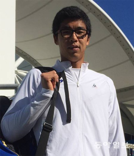 시즌 첫 메이저 대회인 호주오픈을 통해 새로운 자신감을 얻은 한국 테니스의 희망 정현. 그는 25일 귀국에 앞서 열띤 경쟁을 펼쳤던 호주 멜버른파크를 돌아보며 새로운 각오를 다졌다. 멜버른=김종석 기자 kjs0123@donga.com