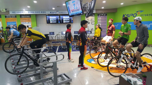 현직 경륜선수들이 3월말까지 경기도 광명스피돔에서 자전거 피팅 등 원포인트 레슨 재능기부를 하고 있다.