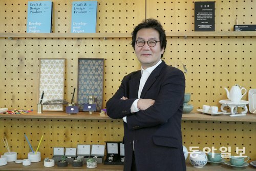 최정철 한국공예·디자인문화진흥원장은 “공예 산업에 대한 지원 효율을 높이려면 현장 실태를 정확히 반영한 데이터를 먼저 갖춰야 한다. 공예품 생산자와 공예 관련 등록사업자의 간극을 최소화하는 게 당장의 급선무”라고 말했다. 신원건 기자 laputa@donga.com