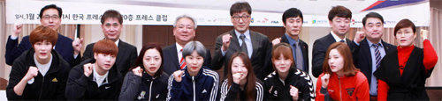 27일 서울 중구 한국프레스센터에서 열린 2016 SK핸드볼코리아리그 미디어데이에서 여자부 8개 팀 지도자들과 선수들이 선전을 다짐하고 있다. 대한핸드볼협회 제공
