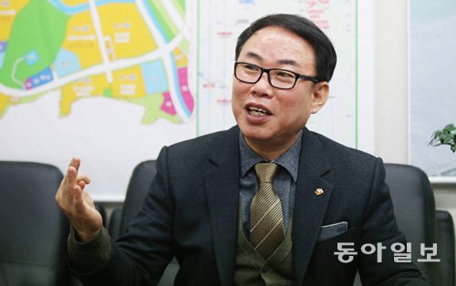 26일 서울 영등포구 다인그룹 사옥에서 오동석 다인그룹 회장이 올해 사업 비전과 전략을 설명하고 있다. 박영대 기자 sannae@donga.com