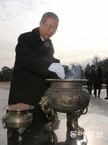 김종인 더 민주당 비대위원장이 28일 오전 수유동 국립 4.19 묘역에서 참배를 했다. 원대연기자 yeon72@donga.com