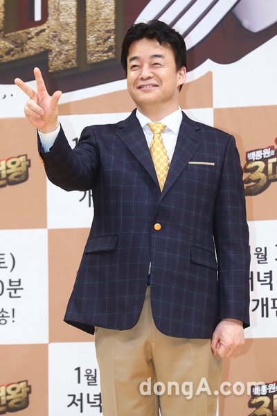 방송인 백종원이 28일 오후 서울 양천구 목동SBS에서 열린 SBS 예능프로그램 ‘백종원의 3대천왕’ 기자간담회에 참석해 포토타임을 하고 있다. 동아닷컴 방지영 기자 doruro@donga.com