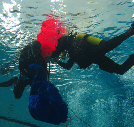 수중과학수사대의 훈련 모습. 시신(마네킹)을 인양할 때는 피부가 상하지 않도록 시신가방에 넣고 공기주머니를 수면에 띄워 부력을 이용해 들어올린다. PSAI KOREA 제공
