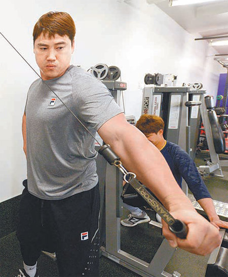 호주 시드니 스프링캠프에서 진지한 표정으로 상체 웨이트트레이닝을 하고 있는 두산 홍성흔. 스포츠조선 제공