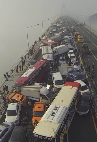 2015년 2월 1일 오전 인천 영종대교 상부 도로에서 서울 방향으로 가던 차량 106대가 연쇄적으로 추돌해 도로 전체가 아수라장으로 변했다. 채널A 제공