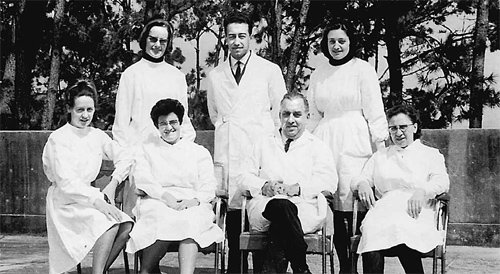 1970년 전남 고흥군 소록도병원에서 마리안느 스퇴거 수녀(윗줄 오른쪽 첫 번째)와 마가렛 피사렛 수녀(윗줄 왼쪽 첫 번째)가 의료진과 기념촬영을 하고 있다. 두 수녀는 소록도에서 43년간 봉사활동을 펼쳐 한세인들 사이에서 할매라는 애칭이 붙었다. 고흥군 제공