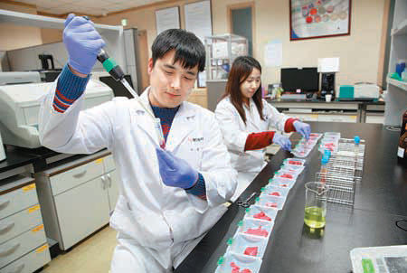 NS홈쇼핑 식품안전연구소 연구원들이 한우 선물세트 샘플의 안전검사를 하고 있다. NS홈쇼핑 제공