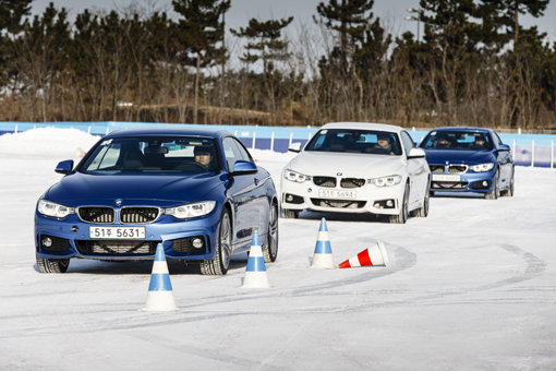 인천 영종도의 BMW 드라이빙센터 내 멀티플 코스를 주행하고 있는 차량들. 이곳에서는 겨울 시즌동안 스노우 베이직 프로그램을 통해 눈길 안전운전교육을 받고 실제 주행을 체험할 수 있다. 사진제공｜BMW코리아