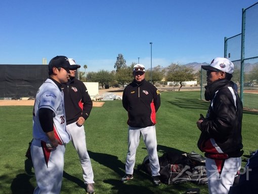 kt 조범현 감독(오른쪽 끝)이 31일 전지훈련지인 미국 애리조나주 투산의 키노 스포츠콤플렉스에서 투수 최대성(왼쪽 끝)과 대화를 나누고 있다. 투산(미 애리조나주)｜이경호 기자 rush@donga.com