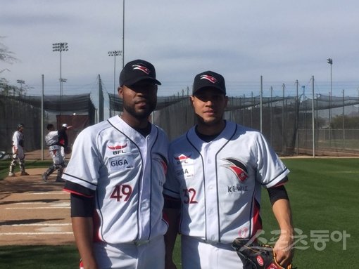 슈가 레이 마리몬(왼쪽)과 요한 피노. 투산(미 애리조나 주)｜이경호 기자 rush@donga.com