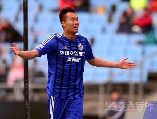 ‘진격의 거인’ 김신욱이 오랫동안 몸 담았던 울산현대를 떠나 전북현대 유니폼을 입는다. 국가대표팀과 K리그 무대에서 명성을 떨친 김신욱은 명예회복과 부활을 노릴 수 있게 됐고, 전북은 10년만의 AFC 챔피언스리그 정상 재도전을 위한 가장 확실한 공격 카드를 얻었다. 스포츠동아DB