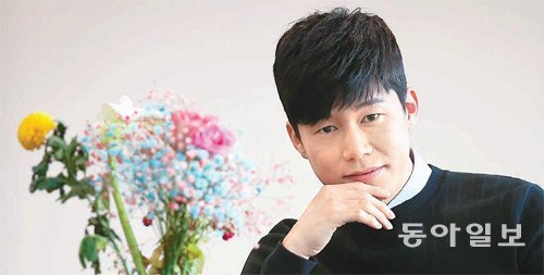 장진 감독의 신작 ‘얼음’을 통해 5년 만에 연극 무대에 오르는 배우 김무열. 그는 “이번 작품을 통해 기존에 주로 해왔던 착한 캐릭터들의 틀을 깰 수 있을 것 같다”며 “야성미 넘치는 형사 역할을 제대로 그려낼 계획”이라고 말했다. 전영한 기자 scoopjyh@donga.com