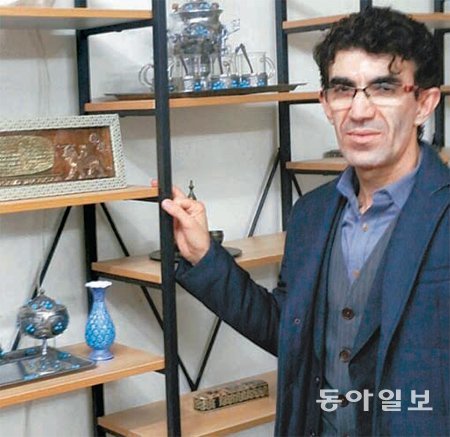 지난달 29일 카룬 라히미얀 씨가 서울 동대문구의 사무실에서 자신이 모은 이란의 전통 공예품을 소개하고 있다. 한기재 기자 record@donga.com
