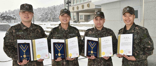 헌혈 100회를 돌파해 헌혈 명예의 전당에 오른 이수연 하사, 김세정 대위, 최세영 중위, 최호진 중사(왼쪽부터). 해군 제공