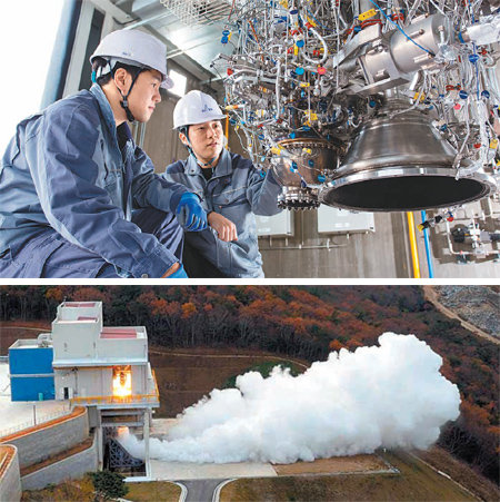 한국항공우주연구원 연구원들이 한국형 발사체에 사용할 추력 7t급 엔진을 살펴보고 있다(맨위 사진). 아래 사진은 지난해 12월 진행한 7t급 엔진의 연소시험 장면. 엔진에서 뿜어져 나오는 화염으로 시험 때 뿌린 물이 기화돼 수증기가 대거 발생했다. 한국항공우주연구원 제공