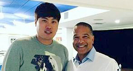 류현진(왼쪽)이 데이브 로버츠 LA 다저스 신임 감독과 31일 다저스타디움에서 다정하게 포즈를 취하고 있다. 류현진 인스타그램