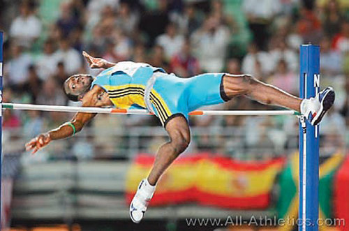 2007년 세계육상선수권대회에서 어설픈 자세로 바를 넘는 도널드 토머스. 그는 높이뛰기 입문 1년 만에 세계를 제패했다. 사진 출처 올애슬레틱스닷컴 홈페이지